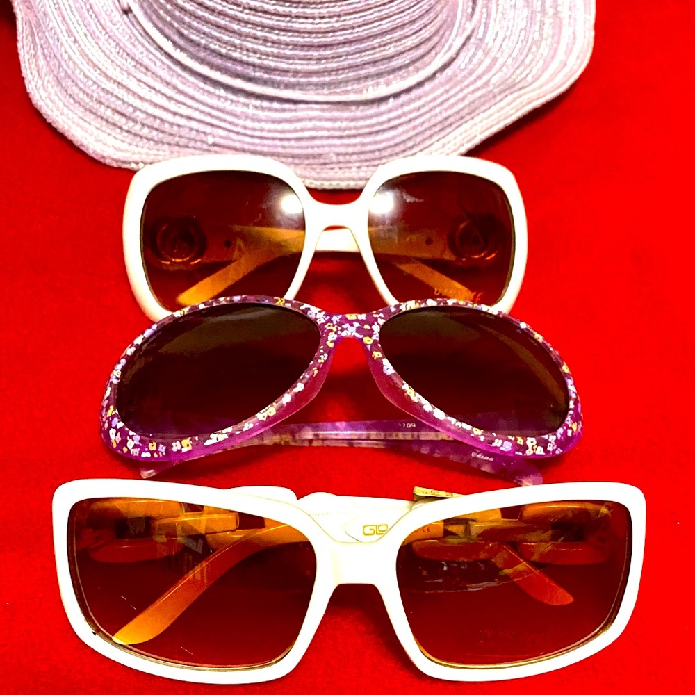 Set of 3 sunglasses.